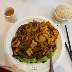 Tee, Reis und Garnelen-Pilz-Hühnchen-Tutti-Frutti! Danach war der Bub papp-satt.