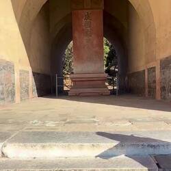 Der Einlauf zum Grabhügel von Zhu Di.