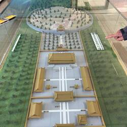 So sieht die Grabanlage des Kaisers Zhu Di aus. Der Kaiser liegt unter dem Erdhügel ganz hinten.