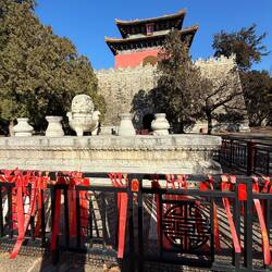 Opferaltar. Zum Jahrestag kamen die Verwandten und legten Opfer/Geschenke auf den Altar.
