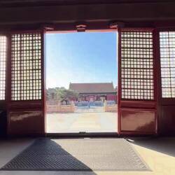 Ton an! Beschreibung des Komplexes.