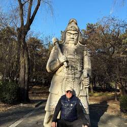 Der Chef der steinernen Truppe (stehend)