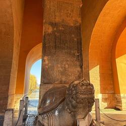 Empfangen von der Schildkröte (=Langlebigkeit) wird auf der Stele über das Leben Zhu Di's berichtet.