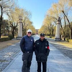 Ausser uns ist nur noch Security da. Die ganze Anlage nur für uns. Sehr exklusiv.