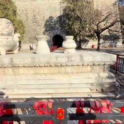 Die neuzeitlichen Gäste bringen ihre Wunschbänder an.