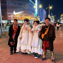 Heute Abend beim Bummeln durch die Innenstadt. Viele flanieren so auf den Straßen.