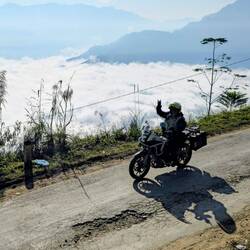 Motorradfahren über den Wolken