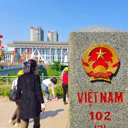 Im Hintergrund der Grenzübergang zu China - nur für Fußgänger