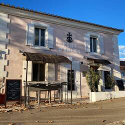 Hübsch gelegen aber auch deutlich höhere Preise als zb in Valence