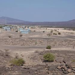 Im Vordergrund ein Friedhof
