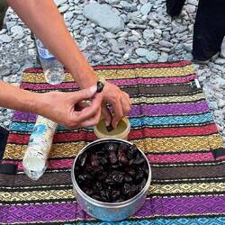 Zur Begrüßung Datteln mit Tahin Sauce 😋