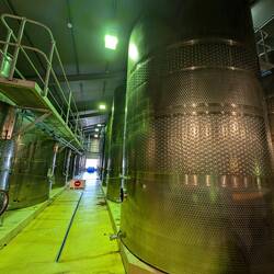 Weintanks, sie fassen je 5000 Liter Wein.