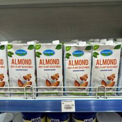 Die Mandelmilch kostet 8€