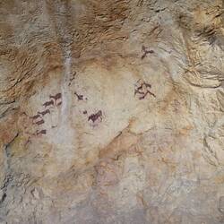 Malereien, meist Jagdszenen