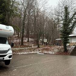 Wir stehen auf dem Busparkplatz