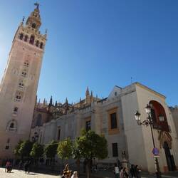 La Giralda and the building to right remain from the original mosque, now the catedral