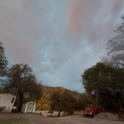 Die Wolken lockern sich schon auf, linkes Haus = die Badezimmer auf dem CP.