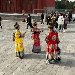Old Tech und New Tech in Harmonie vereint. Wunderbar das Yin&Yang gelebt. Sehr schön die Damen.