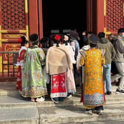 Die Kleidung ist sehr aufwendig bestickt. Tolle China Ware.