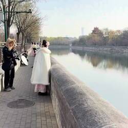 Laufsteg am Wassergraben.