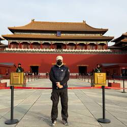 Angeschlagen aber nicht geschlagen geht's mit Maske auf in den Kaiserpalast.