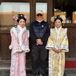 Da grinst aber einer! Die beiden Damen hatten eine Anreise von rd.400 km und liehen sich die Kostüme