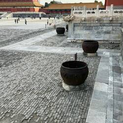 Überall stehen diese riesigen Töpfe. Walter erklärte: Alle gefüllt mit Wasser!"Hydranten"des Kaisers