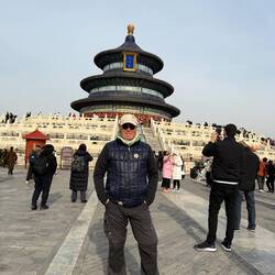 Hier ist alles rund. Nicht nur der wohlgenährte Model-Bauch, auch der Himmelstempel.