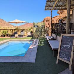 Pool im Camper-Bereich, es gibt auch Drinks und Pizza