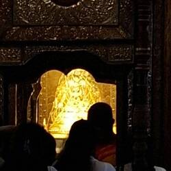 Unter dieser Haube liegt der Zahn. In der siebten in einander liegenden Schatullen.