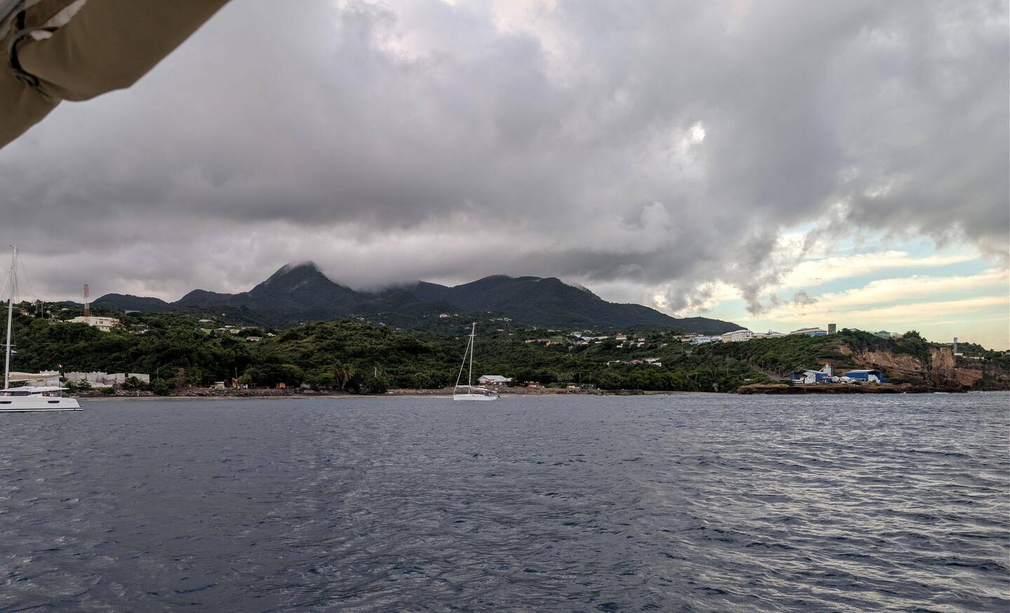 Montserrat verabschiedet sich mit Wolken über den Bergen