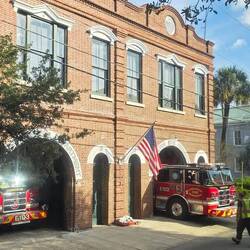 Vor uns parkt eine Feuerwehr rückwärts ein