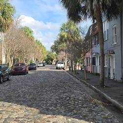 Rainbow Row, bekannt für ihre pastellfarbenen Häuser