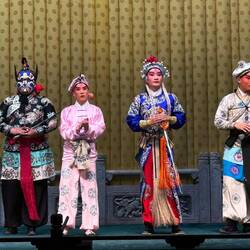 Da das alles Theater, steht letztendlich Gut und Böse traut vereint Applaus erhoffend.