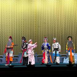 Die Guten haben den Bösen geschnappt und führen ihn der gerechten Strafe zu.