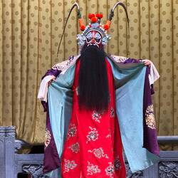 Der Bruder des Bösen. Sozusagen Darth Vader auf chinesisch.