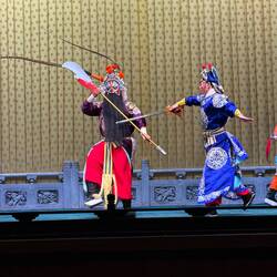 Darth Vader im Kampf gegen die Guten. Allerdings wird mit Chinaware gekämpft nicht mit gutem Stahl.