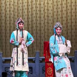 Die zu entehrende und zu bestehlende Tochter (rechts).