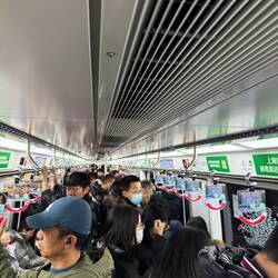 Abschluß Peking / China: Die U-Bahnen sind gut gefüllt. Was auffällt: nirgendwo Graffiti.