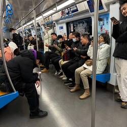 U-Bahn:100% Handynutzung. Alle starren! Wo bleibt menschlicher Tratsch über die beste Pekingente?