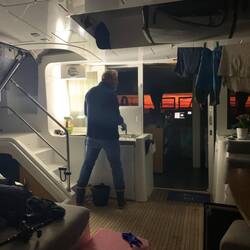 Peter zerlegt bei Wellengang den Fisch. Allen ist etwas übel, daher erstmal in den Froster damit