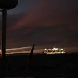 Die "Norwegian Viva" gibt über Funk Bescheid dass sie uns an Stb überholen wird