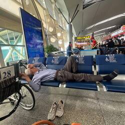 Manche Menschen sind so behindert, dass sie gleich 5 Sitzplätze blockieren 😒