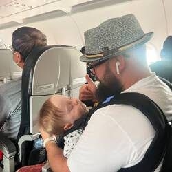 Kaum im Flieger schläft die erste 😉