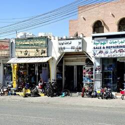 Typische kleinstädtische Straßenszene