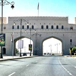 Das neue Stadttor von Nizwa bei der Abfahrt am Morgen.