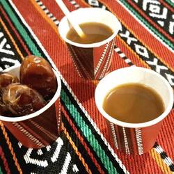 Omani-Kaffee und Datteln werden häufig kostenlos gereicht.