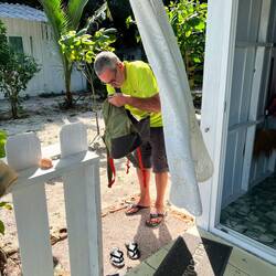 Frank säubert den Rucksack