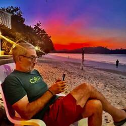 Relaxen in der Gipsy Bar bei Sonnenuntergang