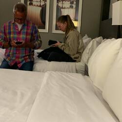 Morgen früh um 4:30 geht der Shuttle zum Flughafen !